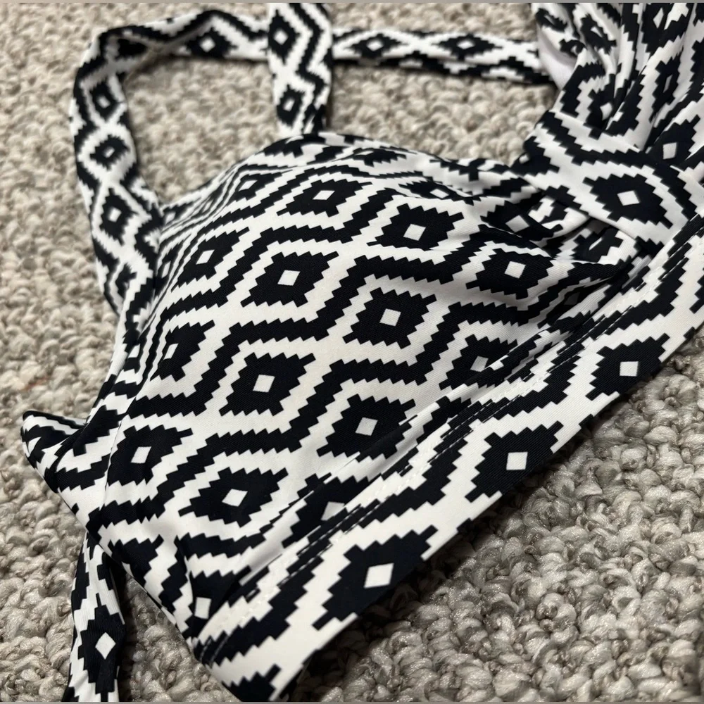 Black and White Geometric Bikini Top - Picture 2 of 6